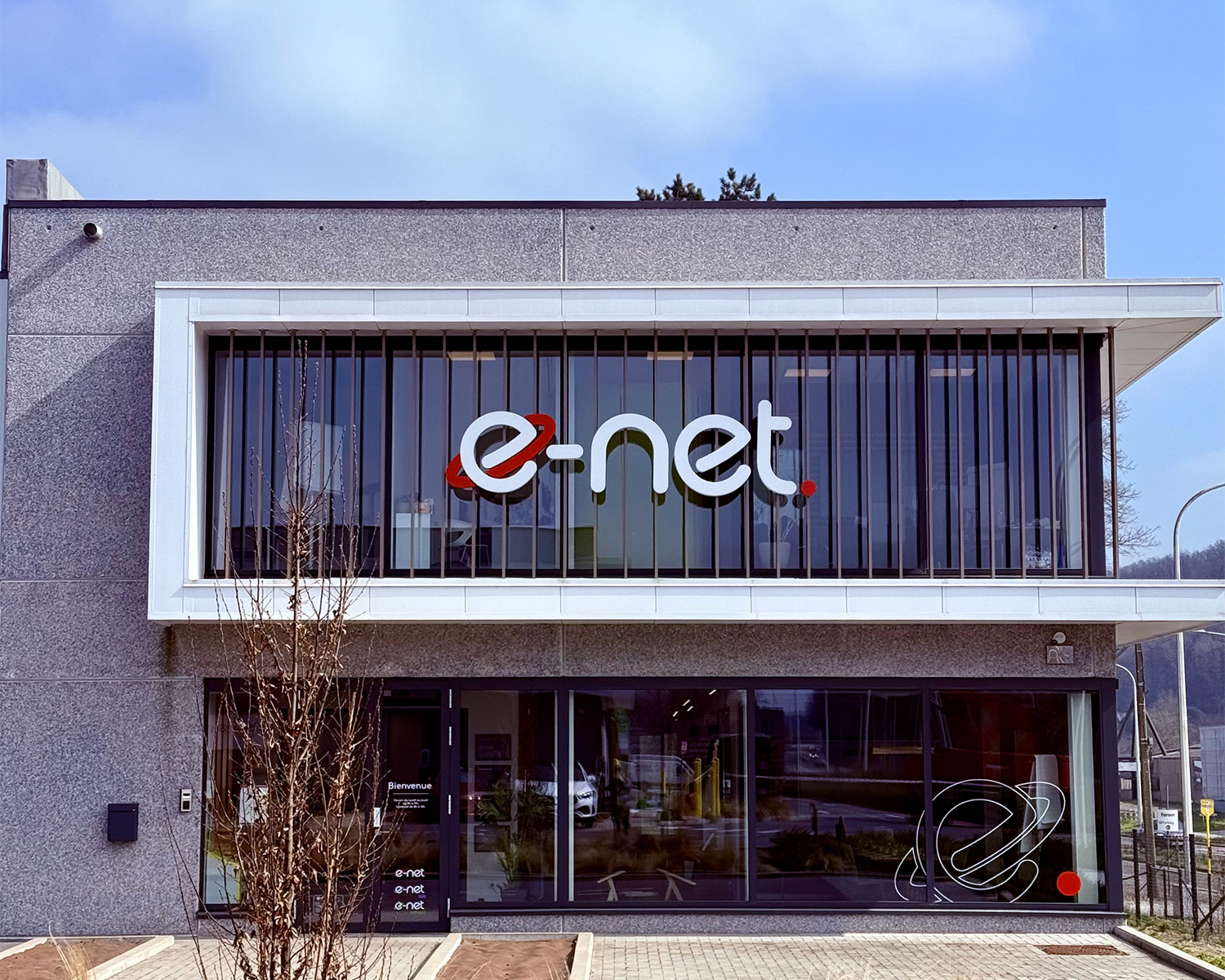 Façade du bâtiment e-net. situé à Floreffe en Belgique