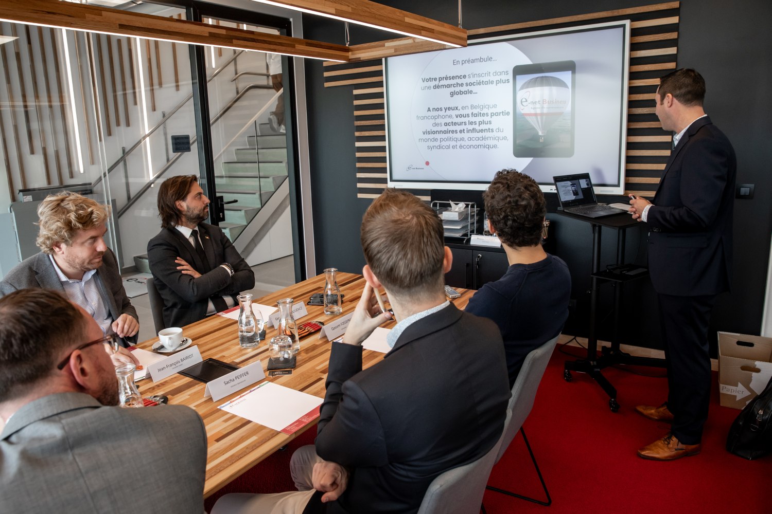 Rencontre pour débattre de l'impact des intelligences artificielles avec la participation de Georges-Louis Bouchez, les experts du Mouvement Réformateur, ainsi que ceux d'E-NET BUSINESS.