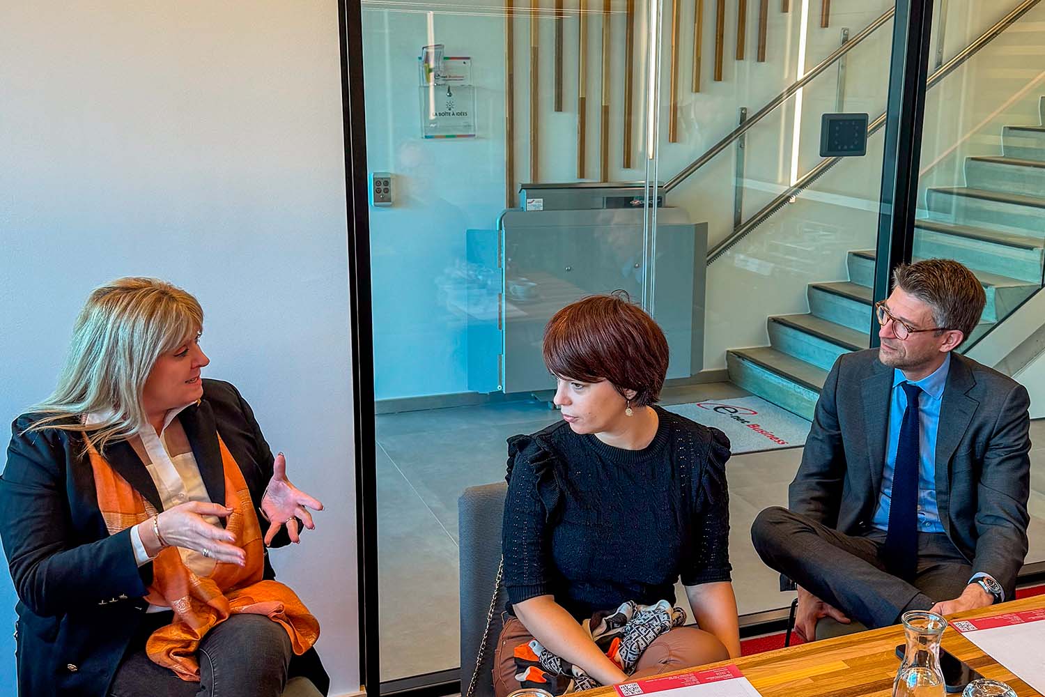 Echange entre Cathy RECHOWICZ (Nelson Collège), Delphine BUFFART (Les biscuits de Maman Pirate) et le Ministre Pierre-Yves DERMAGNE.